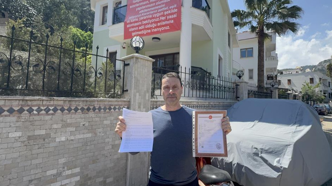 Marmaris'te "Adalet istiyoruz" diyerek tepki gösterdiler Oy verdikleri CHP'li belediyeye pankartlı isyan