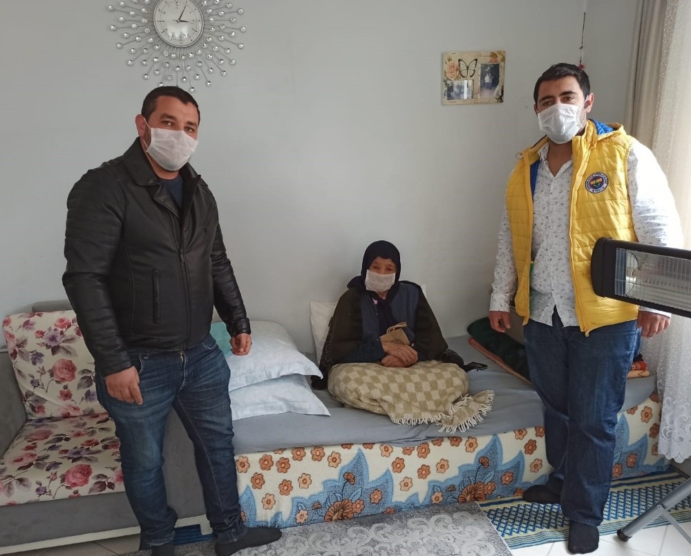 Marmaris’te AK Partili gençlerden örnek davranış 