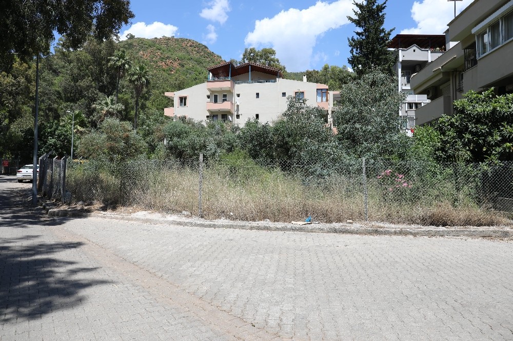 Marmaris’te boş arsalar temizleniyor 