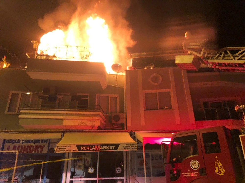 Marmariste çatı katında çıkan yangında iki ev zarar gördü 
