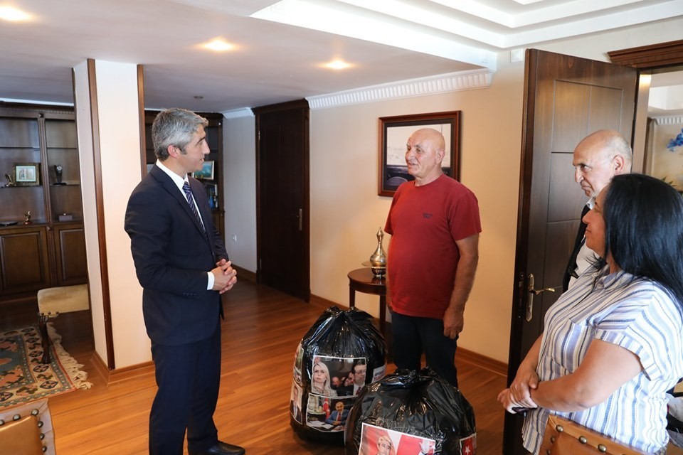 Marmaris’te çevreci aile, Belediye Başkanı Oktay’ın ziyaretine çöp torbalarıyla gitti 