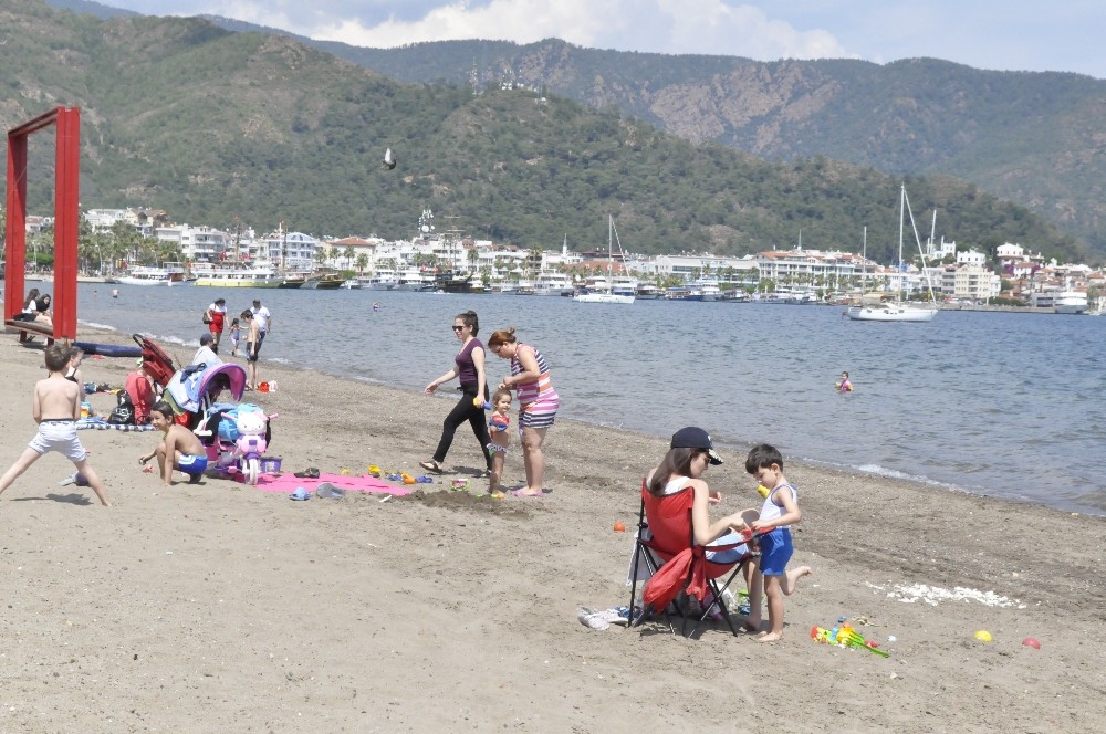 Marmaris’te çocuklar denizin ve parkların tadını çıkardı 