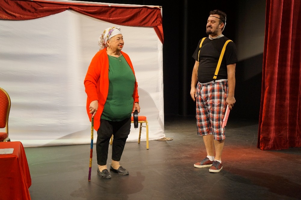 Marmaris’te çocuklara tiyatro hediyesi 