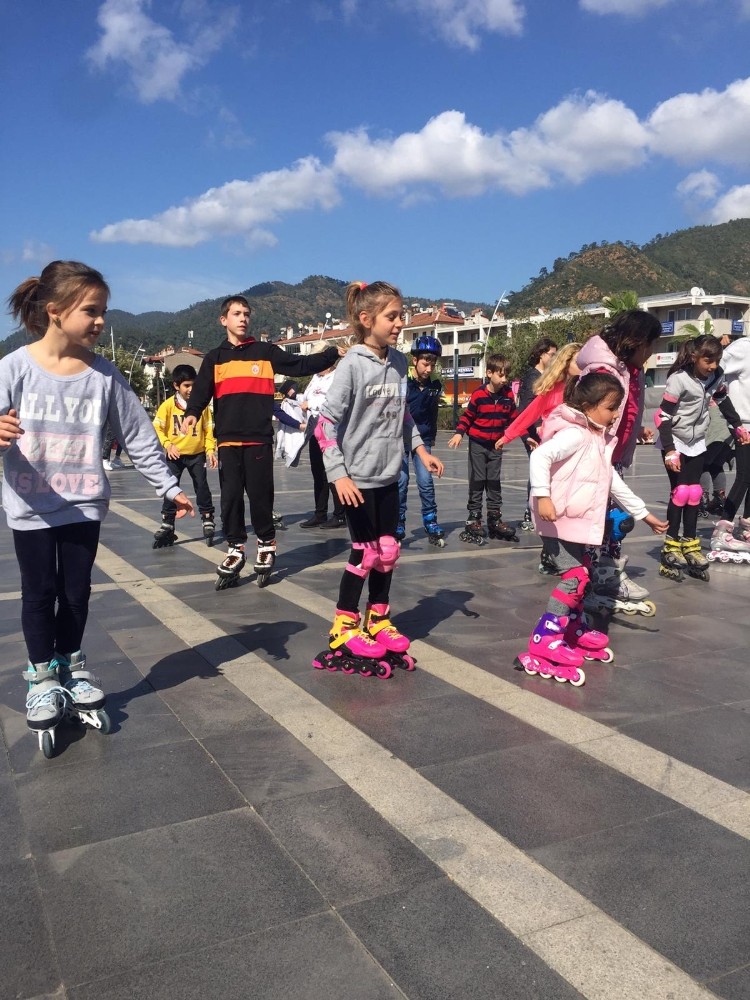Marmaris’te çocuklarla paten etkinliği 