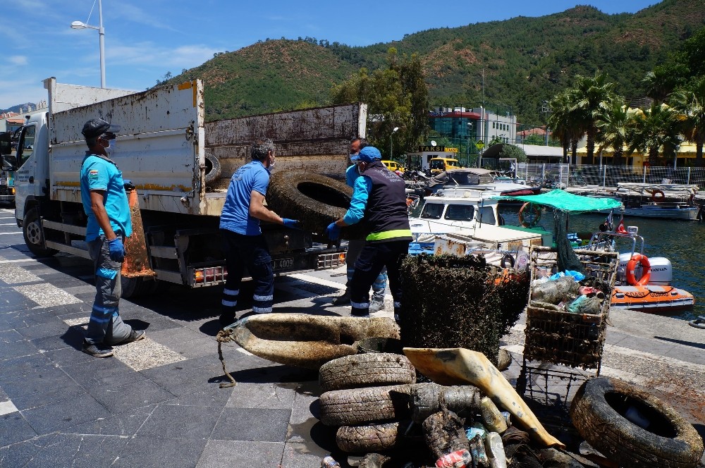 Marmaris’te deniz ve karada temizlik çalışması gerçekleştirildi 