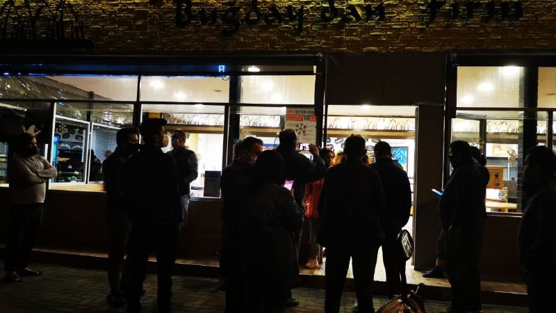 Marmaris’te fırın ve marketler önünde uzun kuyruklar oluştu 