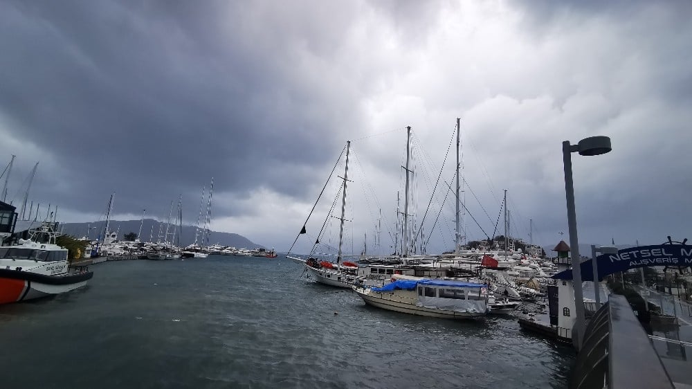 Marmaris’te fırtına hayatı olumsuz etkiledi 