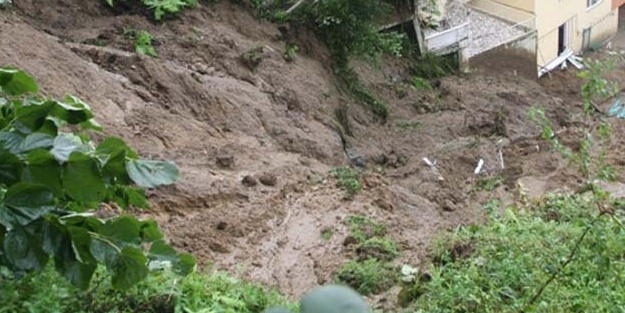 Marmaris'te heyelan ulaşımı aksattı