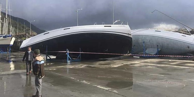 Marmaris'te hortum! Yatlar ters döndü