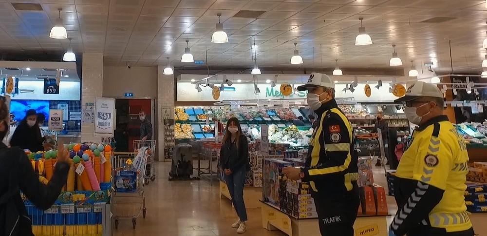 Marmaris’te marketlere sosyal mesafe denetimi 