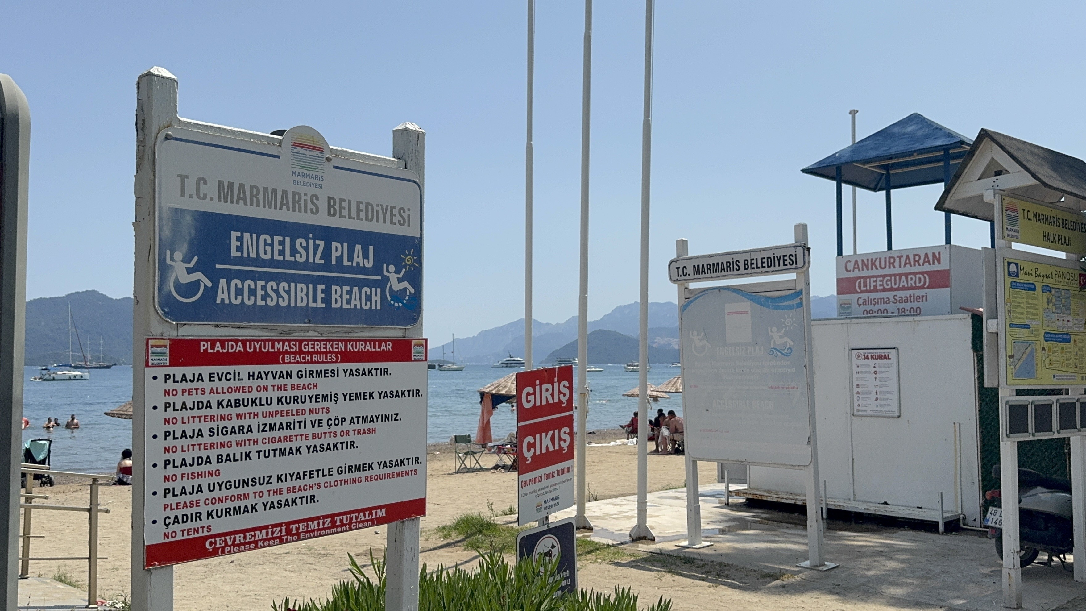 Marmaris'te mavi bayraklı halk plajında vatandaştan 'cankurtaran' ve 'soyunma kabini' tepkisi