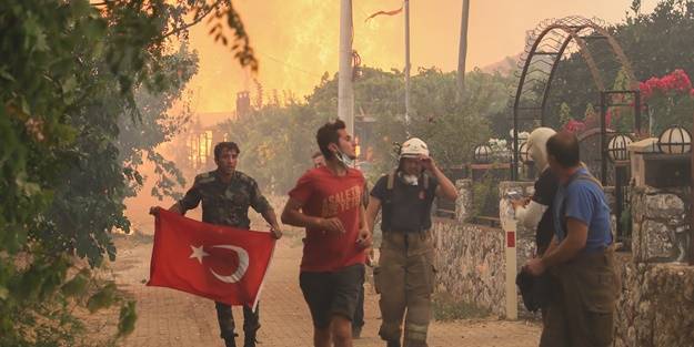 Marmaris'te orman yangınında görevliler! Azerbaycanlı itfaiyecilerin Türk bayrağı hassasiyeti