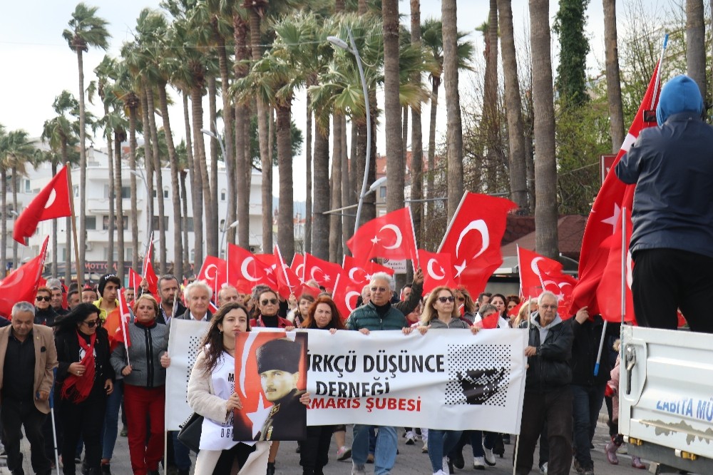 Marmaris’te ’Şehitlere Saygı’ yürüyüşü 