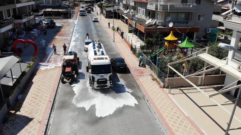 Marmaris’te sokaklar dezenfekte edildi 