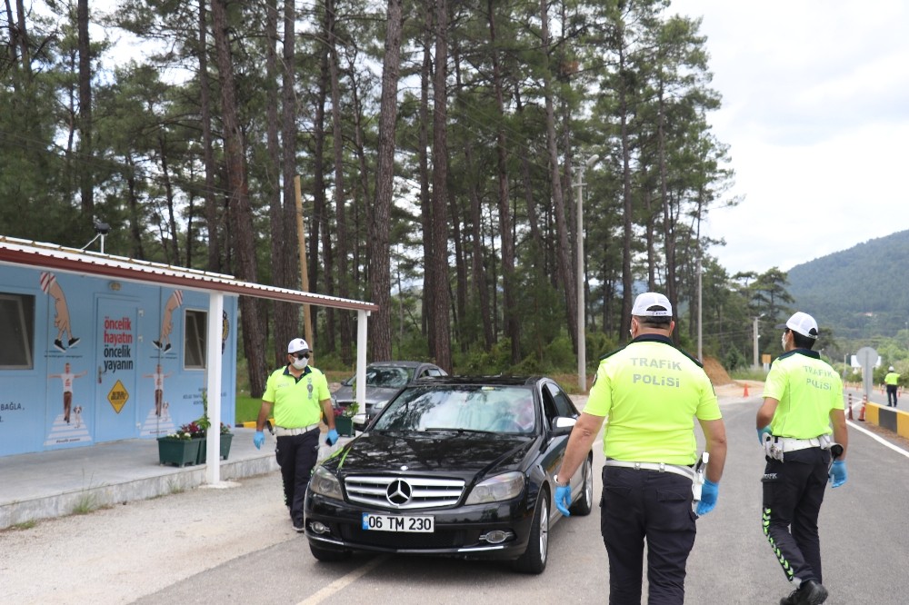 Marmaris’te sürücülerin çocuklarına tişört hediye edildi 