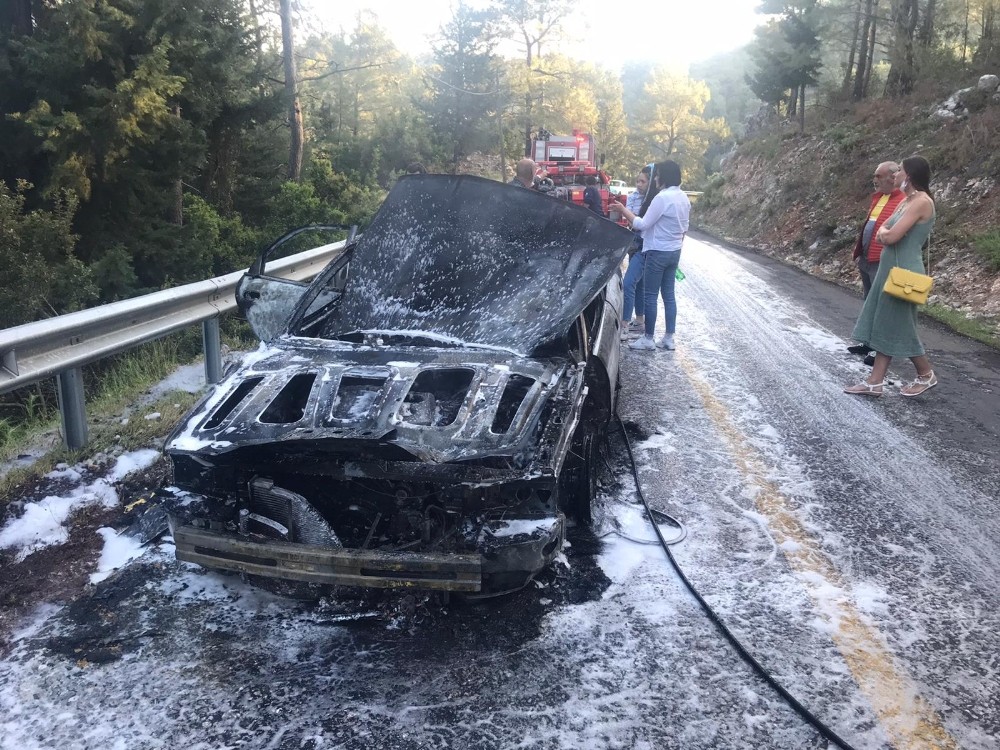Marmaris’te yanan araç kullanılmaz hale geldi 