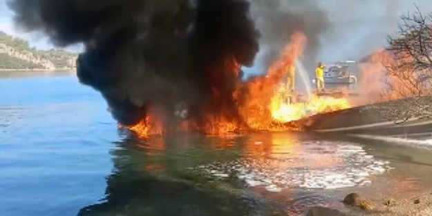 Marmaris'te yanan tekne küle döndü