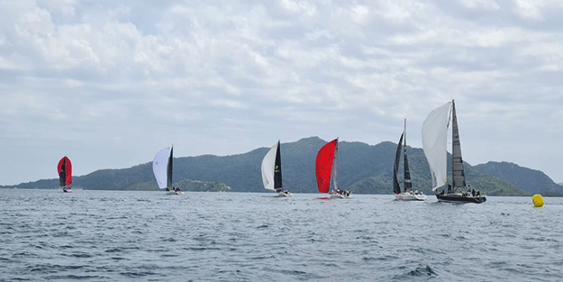 Marmaris'te yelkenli yat yarışları yapıldı