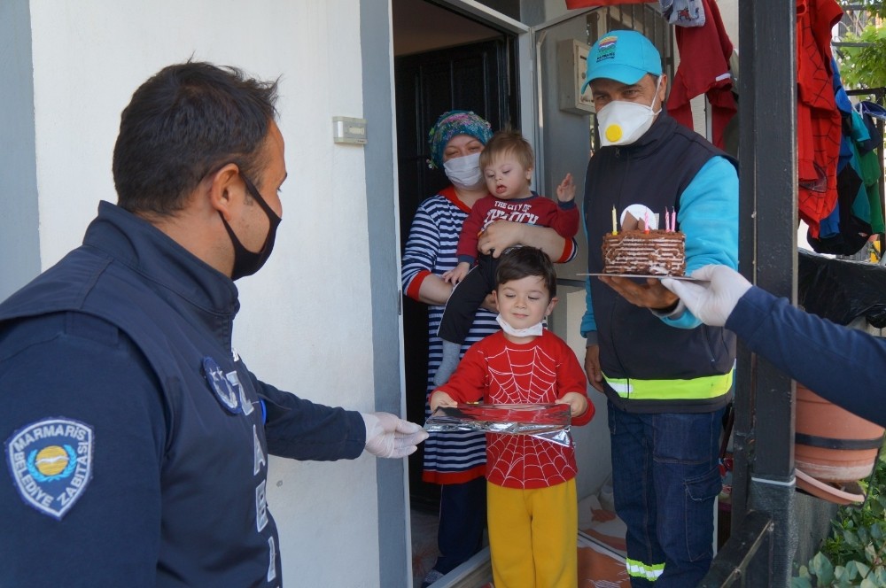 Marmaris’te zabıtadan küçük çocuğa doğum günü sürprizi 