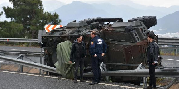 Zırhlı araç kaza yaptı, 3 özel harekatçı yaralandı