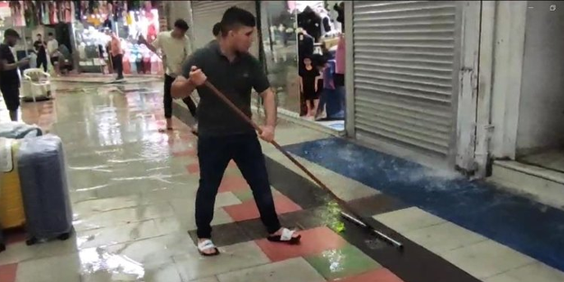 Marmaris’te zor anlar! Sağanak yağış sonrası kapalı çarşıyı su bastı