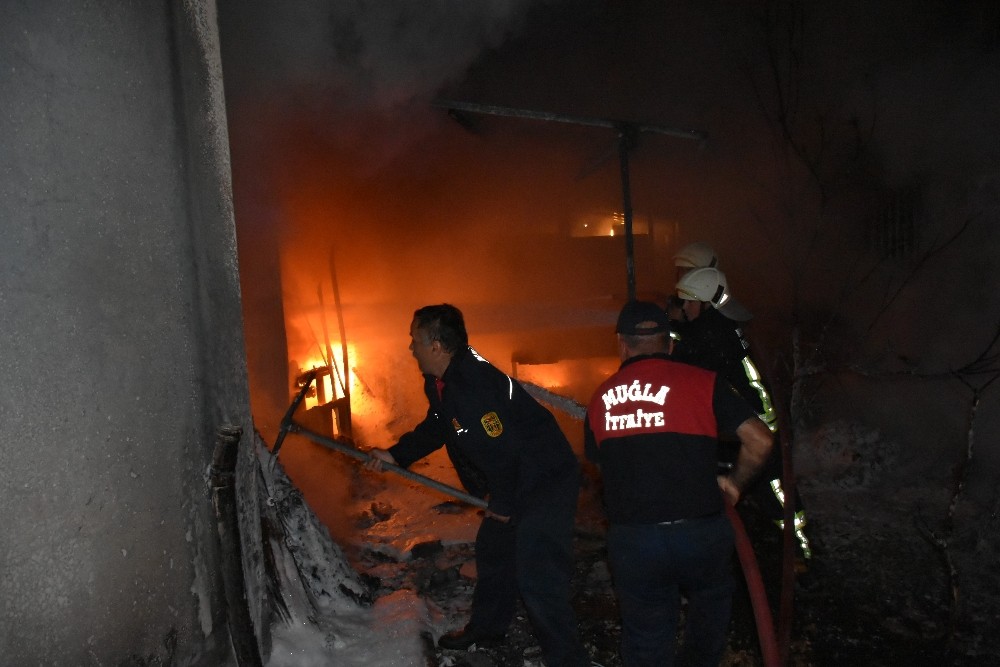 Marmaris’teki yangın korkuttu 
