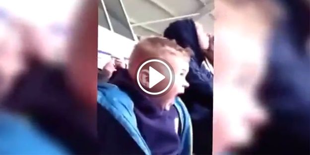 Marş söylerken kendini kaybeden minik taraftar