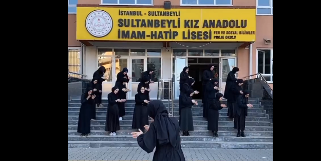 Marşı okumayanlarla yol yürüyenler utansın! İHL’li kızların İstiklal Marşı videosu sosyal medyayı salladı