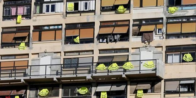 Sarı Yelekliler'e destek! Balkonlara astılar