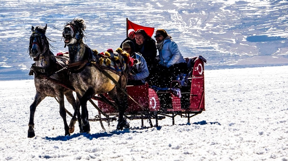 Mart ayında atlı kızak keyfi 