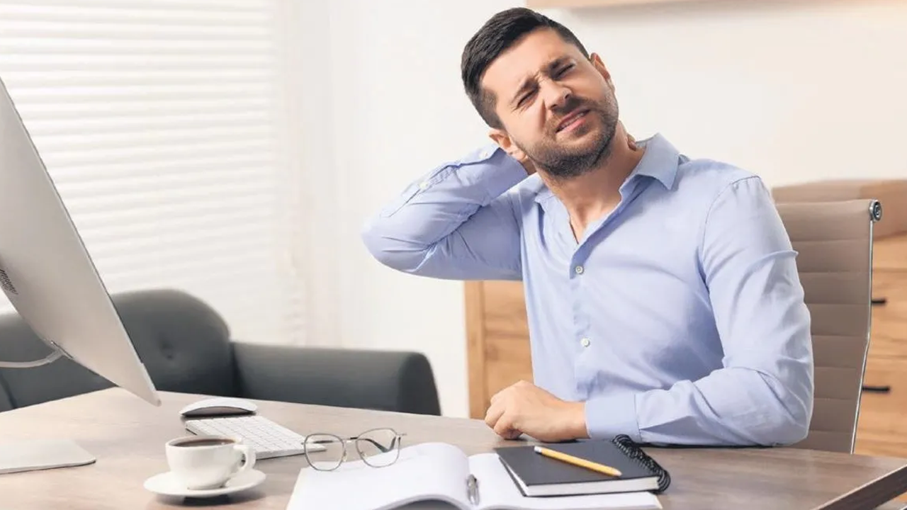 Masa başı çalışanlarda boyun düzleşmesi riski daha fazla!