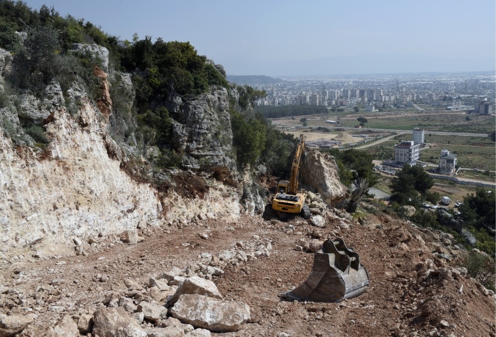 Masa Dağındaki yol yapımı için kayalar kesildi 