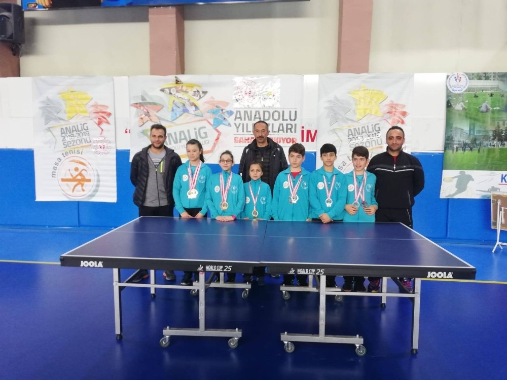 Masa Tenisi takımları Analig’de finale yükseldi 