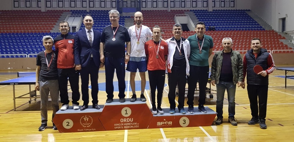 Masa tenisinde dereceye girenler ödüllendirildi 