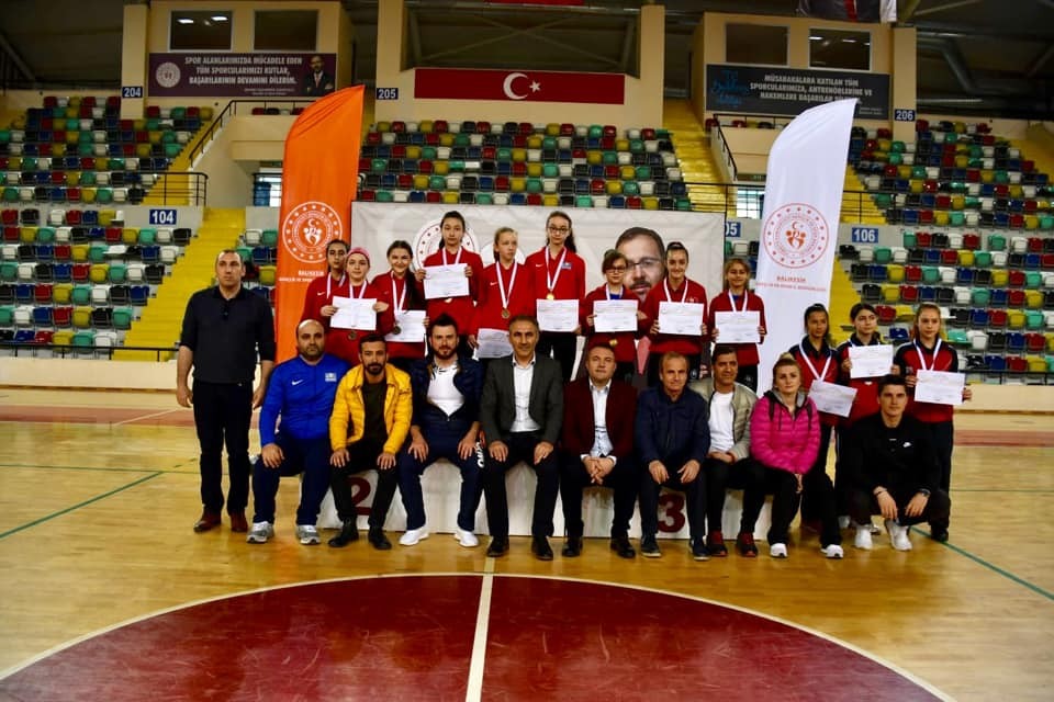 Masa tenisinde yarı final müsabakaları yapıldı 