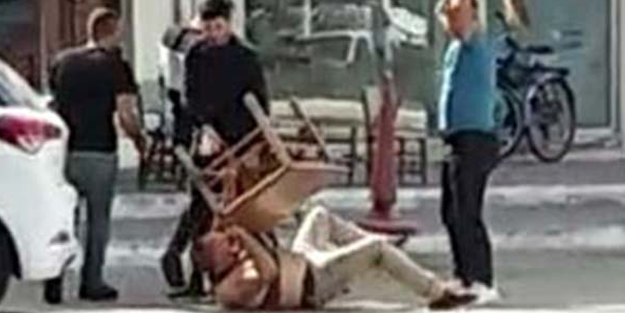 Masa ve sandalyelerle dövdüler