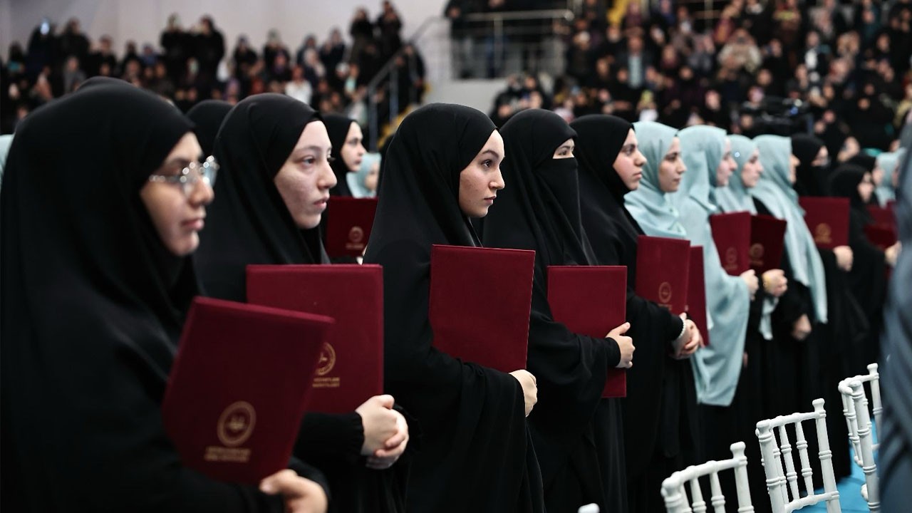 Maşallah sizlere! Bağcılar'da 182 hafız kız taçlarını taktı