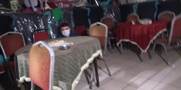 Masanın altına saklandı, verdiği cevapla polisleri güldürdü
