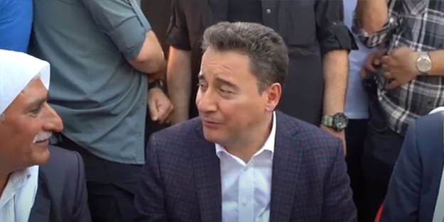 Masaya resti çeken Babacan gaza geldi