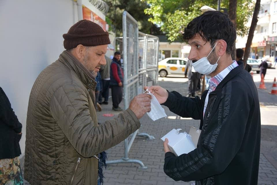 Maske dağıtan ekiplere eldiven tepkisi 