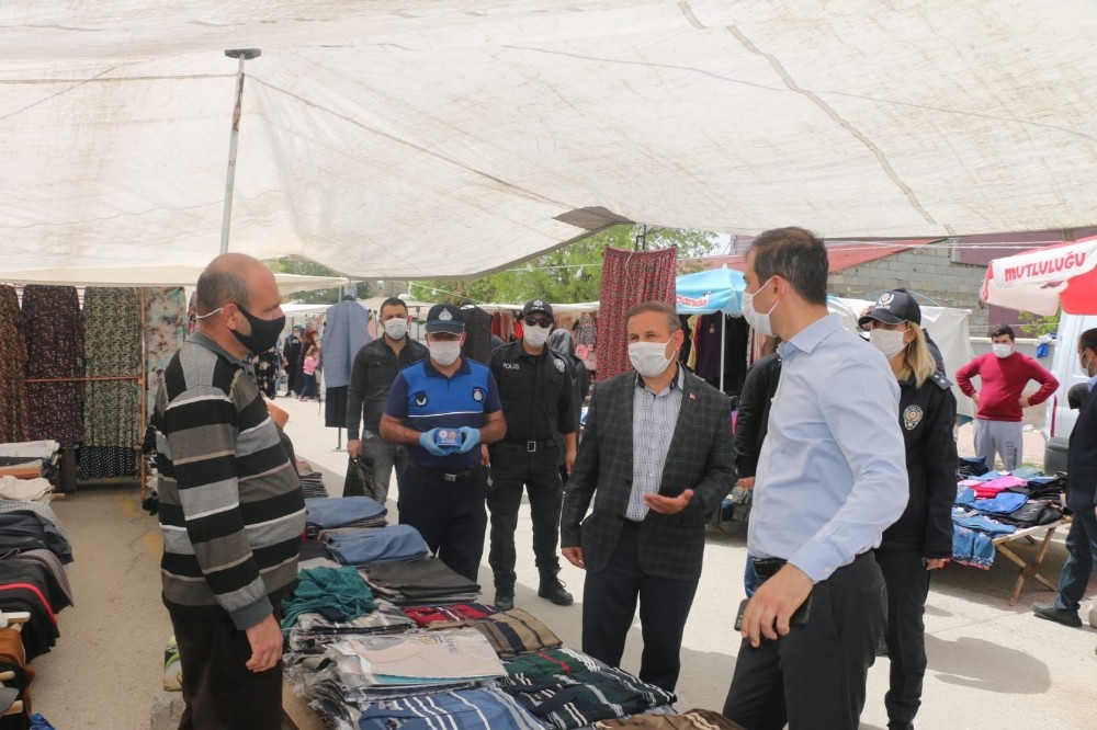 Maske dağıtıldı, vatandaşlar sosyal mesafe konusunda uyarıldı 