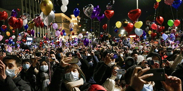 Maske de takmadılar! Virüsün ilk görüldüğü Wuhan'da binlerce kişi yılbaşı kutladı