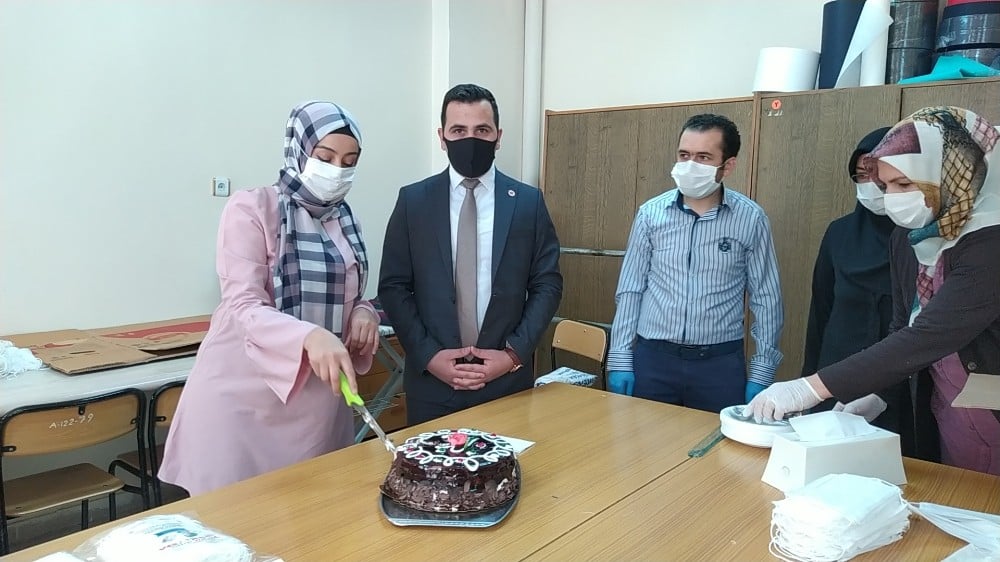 Maske gönüllülerine Kaymakam’dan pasta ikramı 