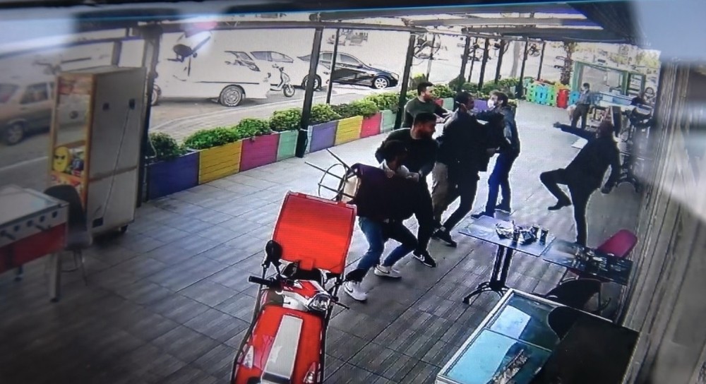 Maske kavgası sosyal mesafe dinlemedi, sandalyeler havada uçuştu 