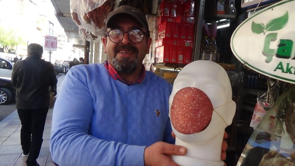Maske kullanımına dikkat çekmek için Osmanlı sucuğundan maske yaptı 