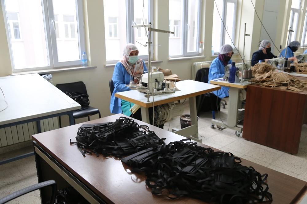Maske seferberliğine üniversitede destek verdi 