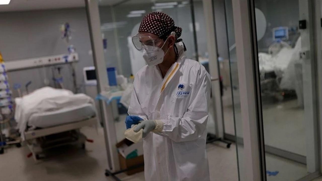 Maske takma zorunluluğu geldi! O Avrupa ülkesi salgına teslim oldu