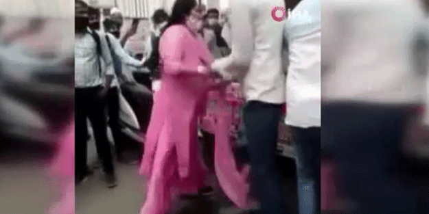 Maske takmayan 2 kadın ceza yazmak isteyen görevliyi tekme tokat dövdü