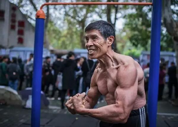 Maske takmayı reddeden vücut geliştirme şampiyonu koronavirüsten öldü