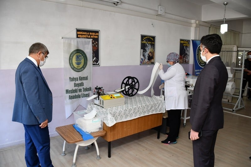 Maske üretim makinesi ile maske üretimine başlandı 